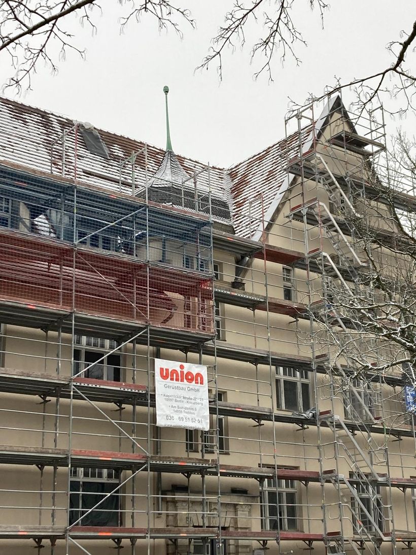 Aufgestelltes Fassadengerüst der Union Gerüstbau GmbH