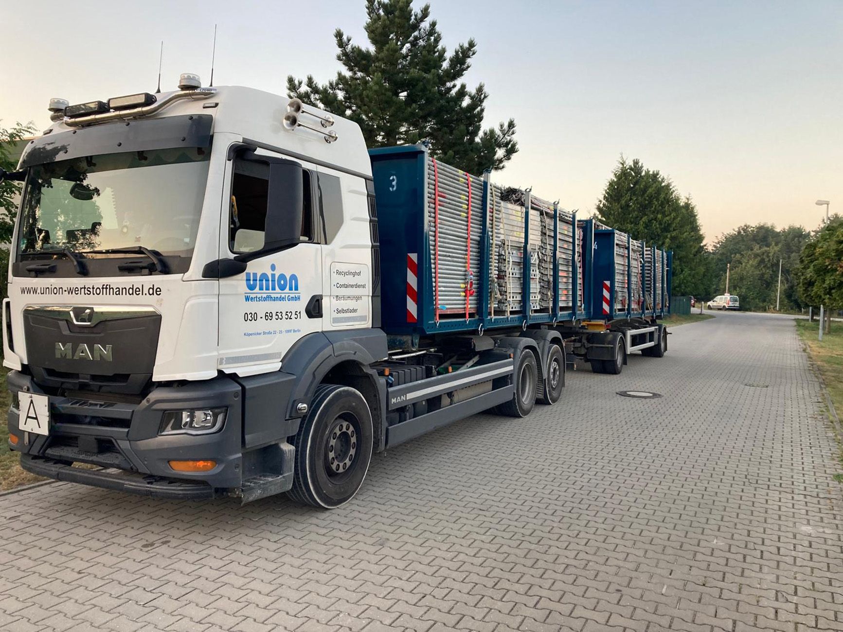 Schutzgerüst der Union Gerüstbau GmbH wird auf einem LKW transportiert